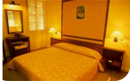 room_02.jpeg (6208 bytes)